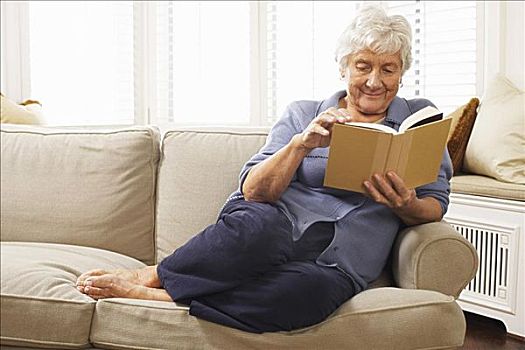 老年,女人,坐,沙发,读,书本