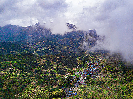 航拍浙南古村落,梯田