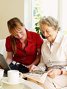 两个女人,笔记本电脑,读,报纸,瑞典