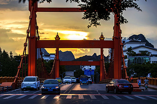 日落时的桂林丽泽桥风景