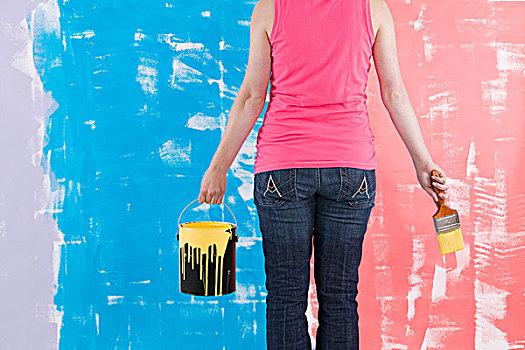 女人,拿着,粉刷,油漆桶