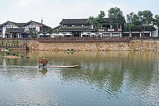 东方盐湖城神奇山镇·道天下景区水岸景致