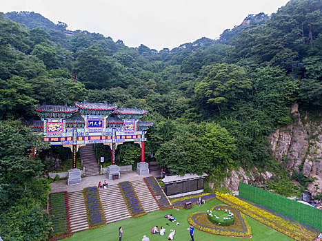 航拍河南洛阳栾川老君山中天门牌坊中天门广场