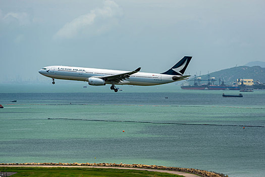 一架国泰航空的飞机正降落在香港国际机场