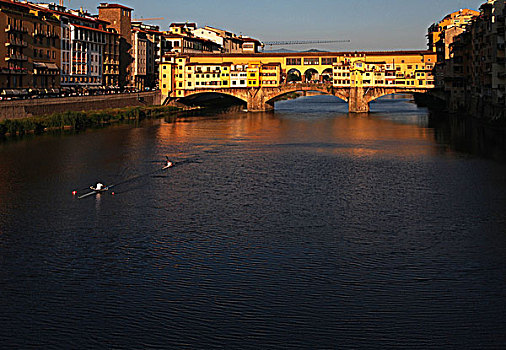 佛罗伦萨维琪奥桥,pontevecchio,横跨在阿尔诺河,arno,之上,是意大利最古老的石造封闭拱肩圆弧拱桥,佛罗伦萨著名的地标之一,维琪奥桥始建于距今1000多年前,今天所能见到的这座桥是134