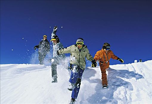法国,上萨瓦省,两个男孩,女孩,跑,雪中