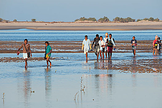 马尔加什人,人,穿过,水,穆龙达瓦,省,马达加斯加,非洲