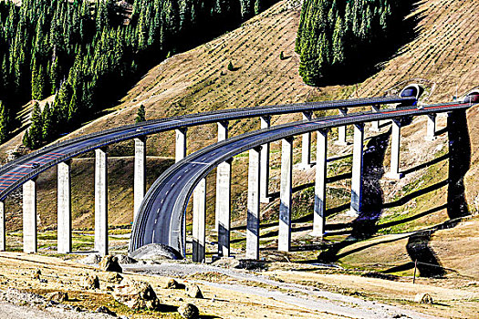 连霍高速公路中位于果子沟的穿山隧道及桥梁,新疆伊犁伊犁霍城县