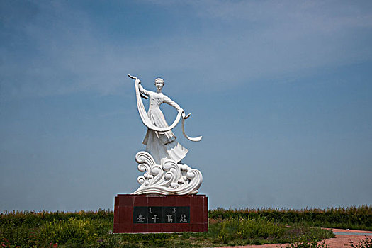 吉林省前郭县中国十大淡水湖之一,查干湖,旁的查干高娃塑像