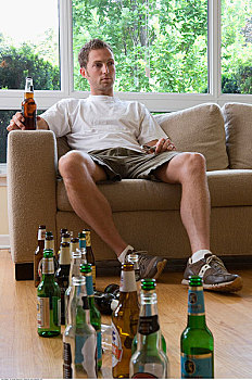 男人,沙发,许多,空,啤酒瓶