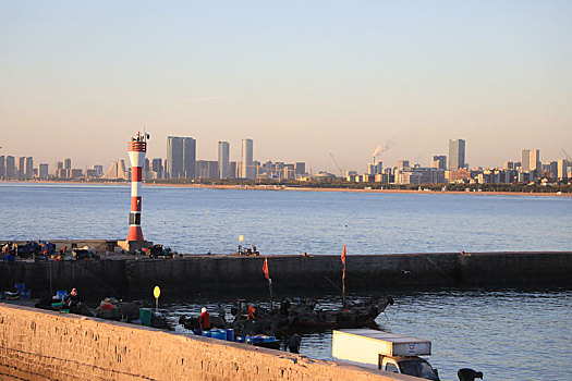 秋日早晨空气清新,游客赏海景渔民忙出海