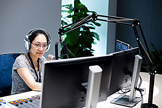 播音员图片_播音员图片大全_播音员图片素材