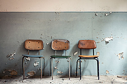 三个,老,管状,钢铁,椅子,等候室,铜绿锈,衰败,墙壁