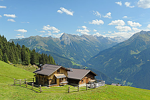 山区木屋,男式礼服,阿尔卑斯山,提洛尔,奥地利,欧洲
