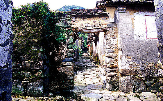 恩平云礼石头村,全村用石头砌成,现已人去楼空,成为无人居住的旅游景点,2003-06摄