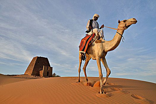 男人,骑,正面,金字塔,北方,墓地,麦罗埃,努比亚,苏丹,非洲