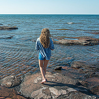 女孩,站立,石头,海滩,绿色,山墙,爱德华王子岛,加拿大