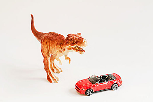 玩具恐龙和跑车