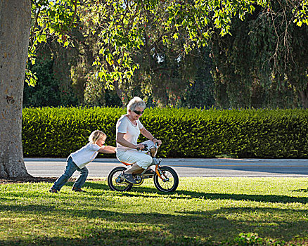 三个,男孩,推,祖母,自行车,公园