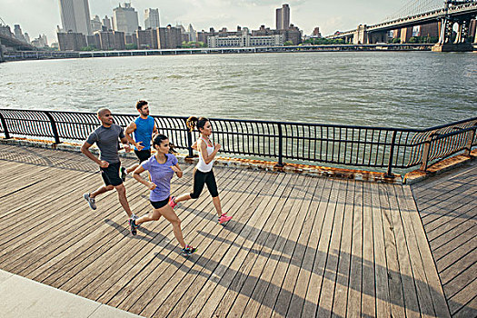 四个,成年,跑步,跑,河边,布鲁克林,纽约,美国