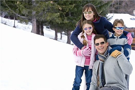 家庭,四个,搂抱,雪中,地点,戴着,墨镜,微笑,头像