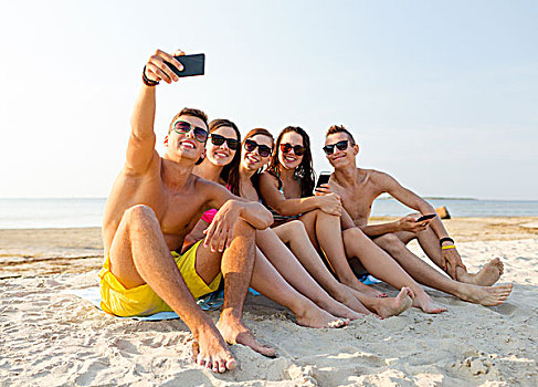 友谊,休闲,夏天,科技,人,概念,朋友,坐,智能手机,海滩