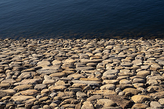 石头,石子,石头路,整齐,排列,鹅卵石,湖,水,岸,岸边,对角线,平行,三分线