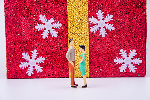 白色背景中的圣诞礼盒和模型小人