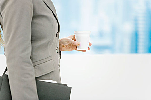 职业女性,拿着,一次性用品,咖啡杯,公文包,局部,侧面视角