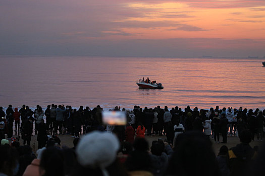 山东省日照市,10余万市民涌到海滩,喜迎2022年第一缕阳光
