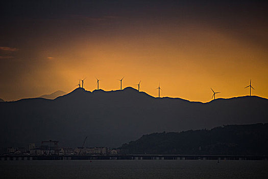 海边小岛风车日落霞光温暖