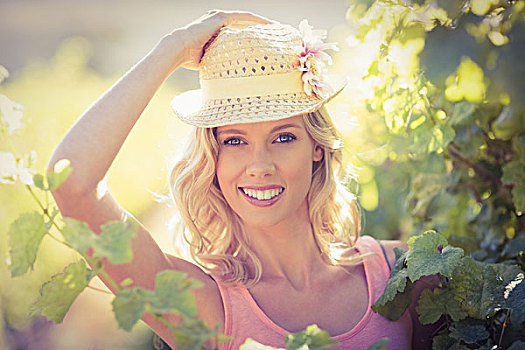 女人,微笑,头像,戴着,草帽,站立,靠近,葡萄藤,葡萄园