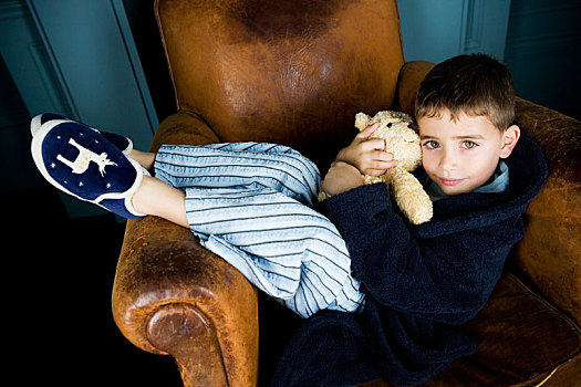 小男孩,舒适,扶手椅,泰迪熊