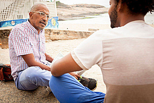 成熟,男人,坐,伊帕内玛海滩,交谈,儿子,里约热内卢,巴西