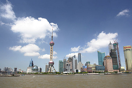 上海浦东的东方明珠电视塔,黄浦江的景色