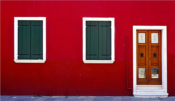 木门,两个,窗户,红墙