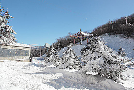 陕西秦岭分水岭公路雪景