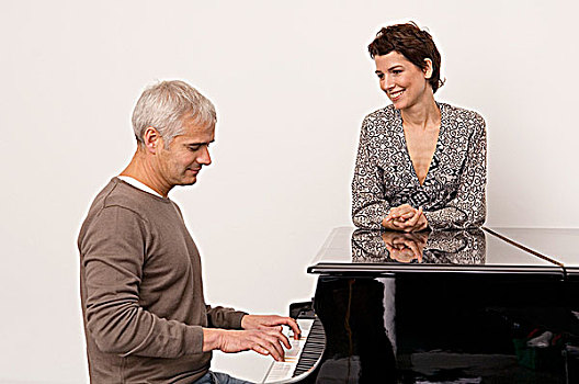 成熟,男人,演奏,钢琴,中年,女人,站立,靠近