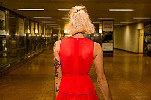 后视图,少妇,穿,红裙,地铁站