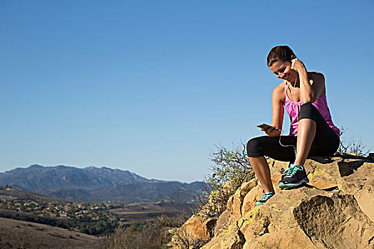 女性,跑步,选择,智能手机,音乐,上面,山,橡树,加利福尼亚,美国