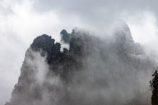 广西金秀圣堂山南山丹霞险峰雾海景观