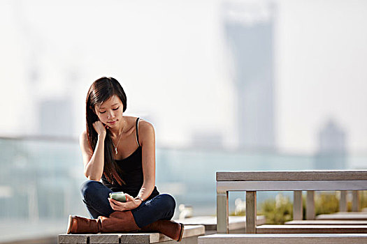 女人,发短信,长椅,户外