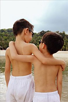 两个男孩,搂抱,后视图