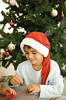 男孩,打开,礼物,正面,圣诞树,穿,圣诞帽,微笑