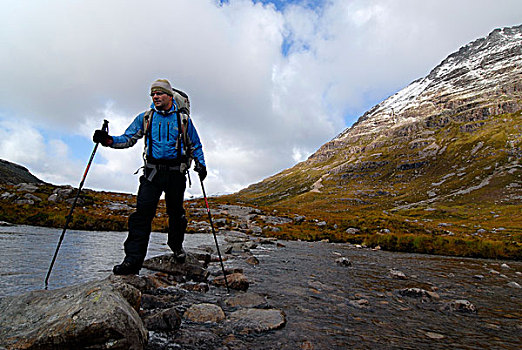 远足者,登山手杖,背包,穿过,河,苏格兰人,山峦,苏格兰高地,苏格兰,欧洲