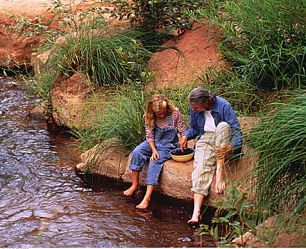 祖母,孙女,靠近,水,橡树溪峽谷,亚利桑那,美国