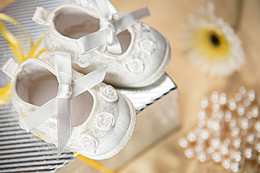 婴儿鞋,礼盒,黄色,毯子,珍珠项链,雏菊