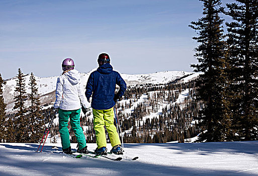 年轻,情侣,握手,上面,滑雪道