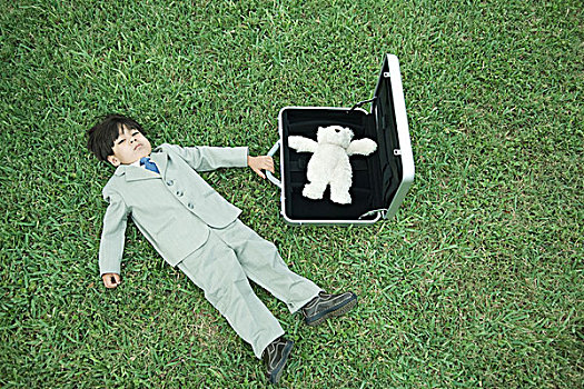 小男孩,套装,躺着,草,靠近,公文包,泰迪熊