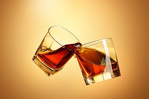 两个,威士忌酒杯,碰杯,一起,褐色
